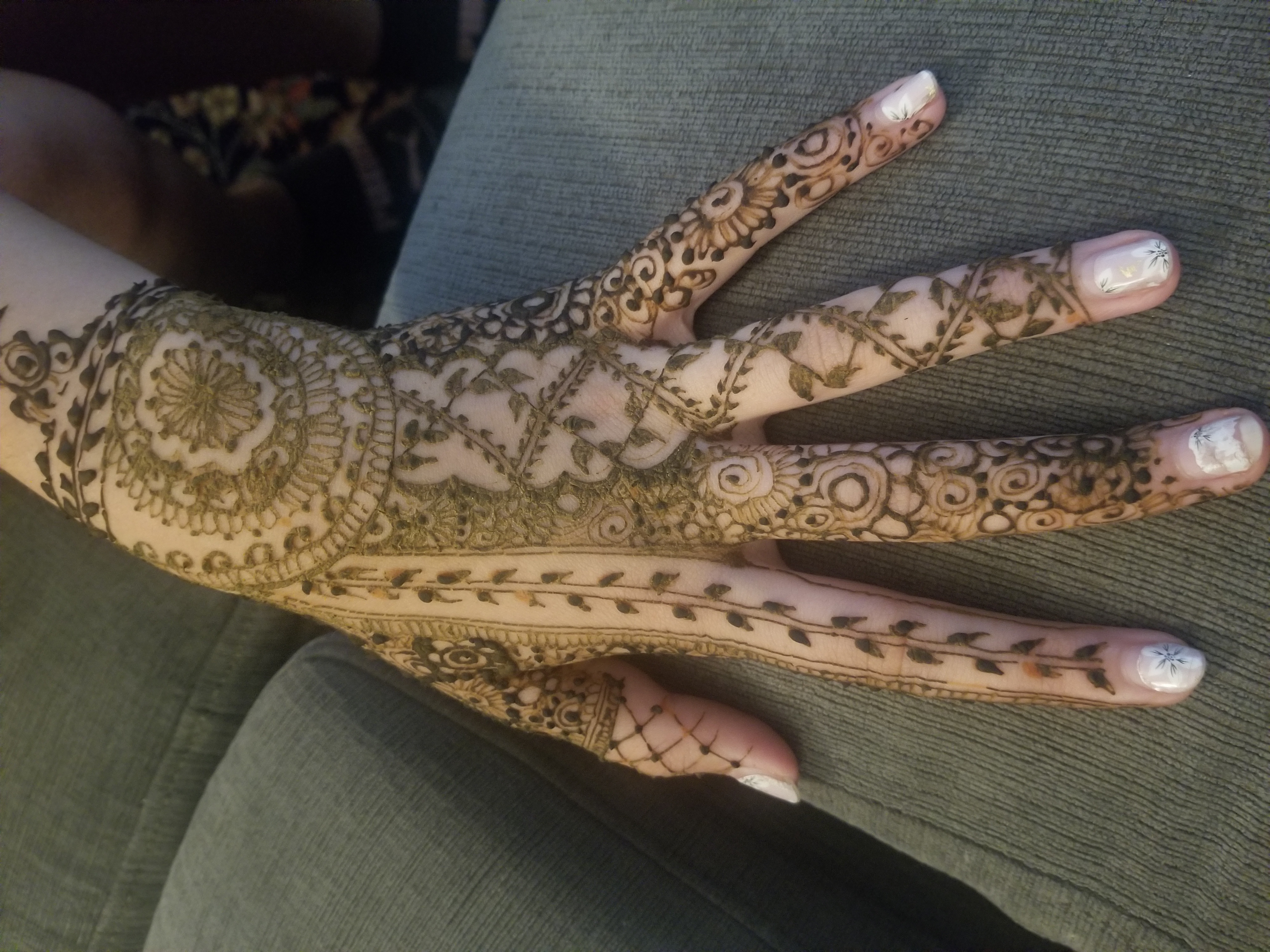 Full floral henna with fine vine work